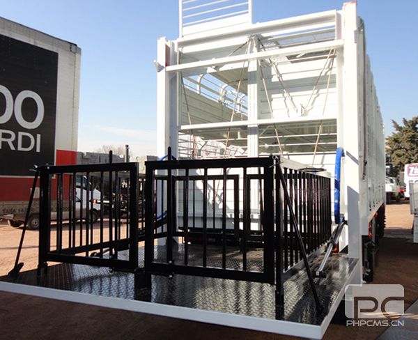 hydraulic livestock loading platform for pigs