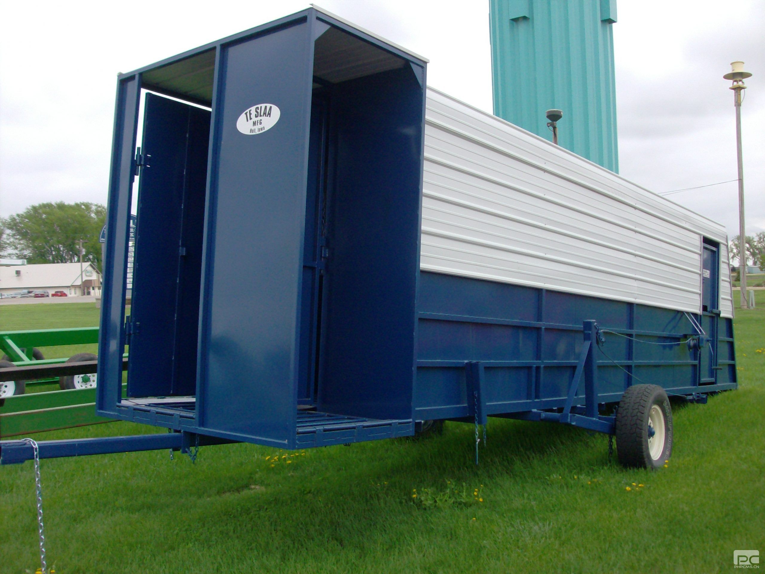 mobile hog loading chute with enclosed steel structure