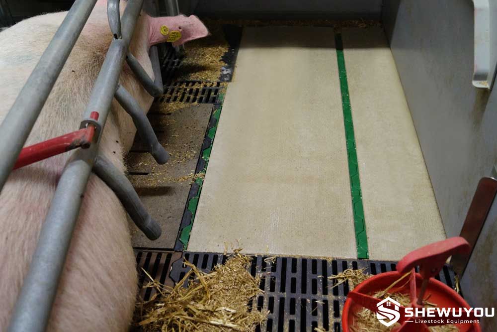 Piglet Heating Plate in Farrowing Pen Floor