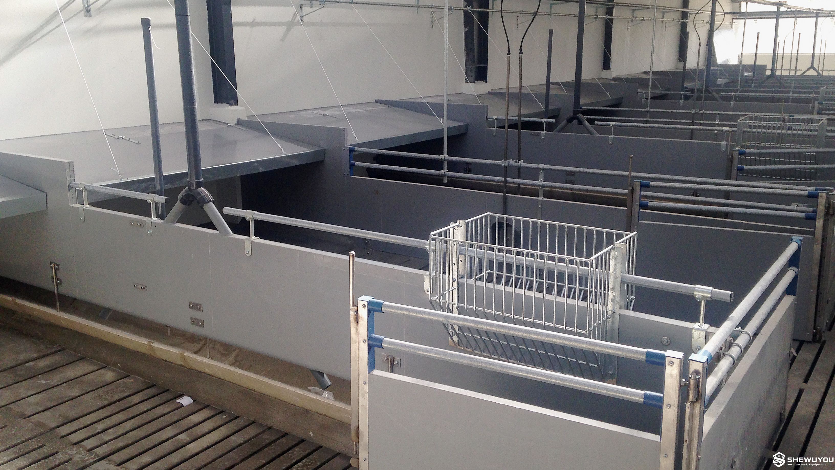 Wean-to-Finish Pig Pen with Climate Cover