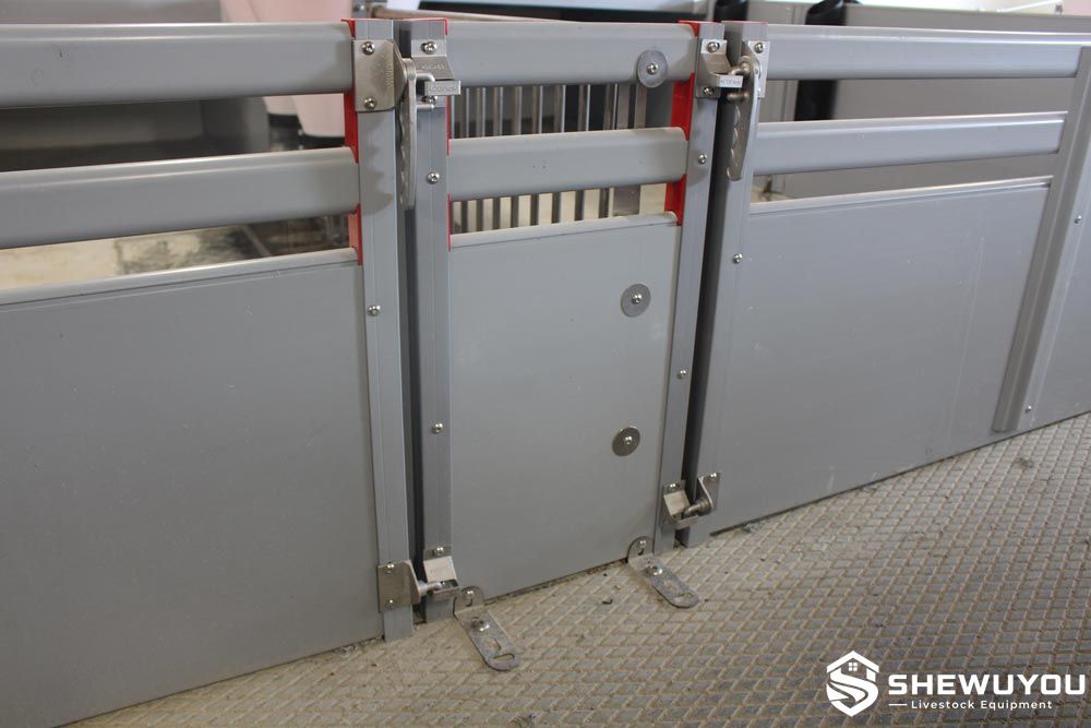 PVC finisher pig pen gate and locking system