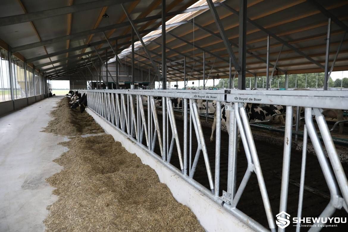 self locking cattle feed fence installation