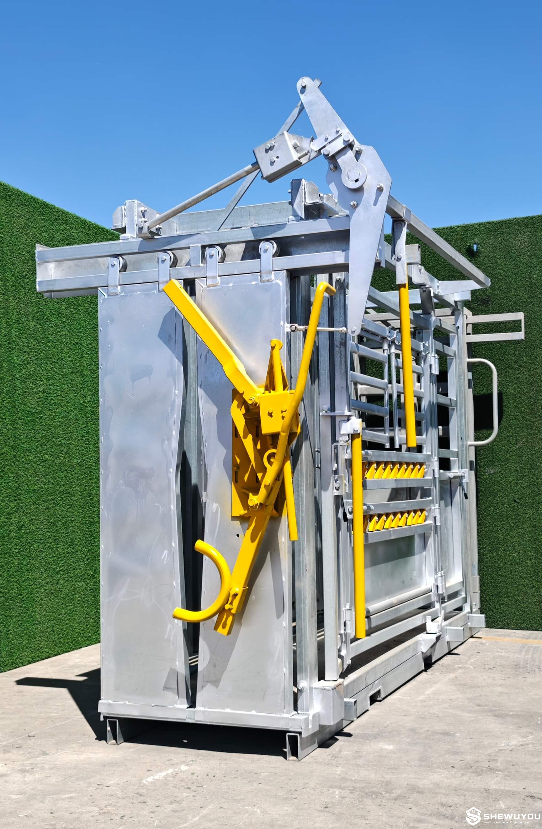 heavy-duty squeeze cattle crush side access
