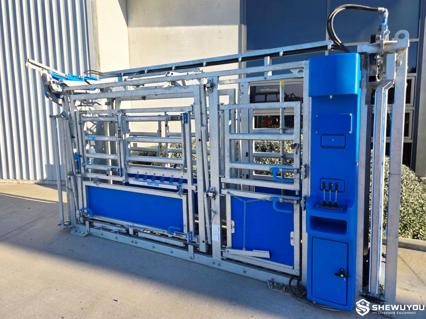 hydraulic cattle crush with integrated control console