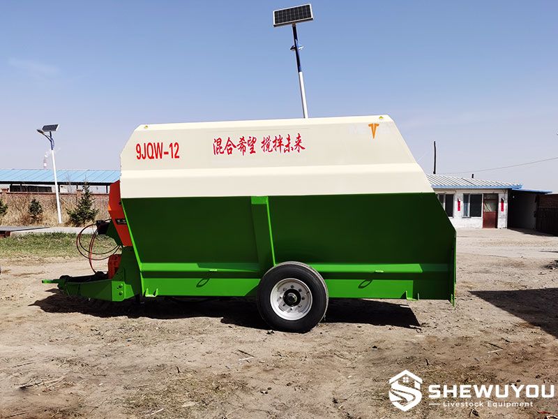 12 cubic meter horizontal TMR mixer wagon side view