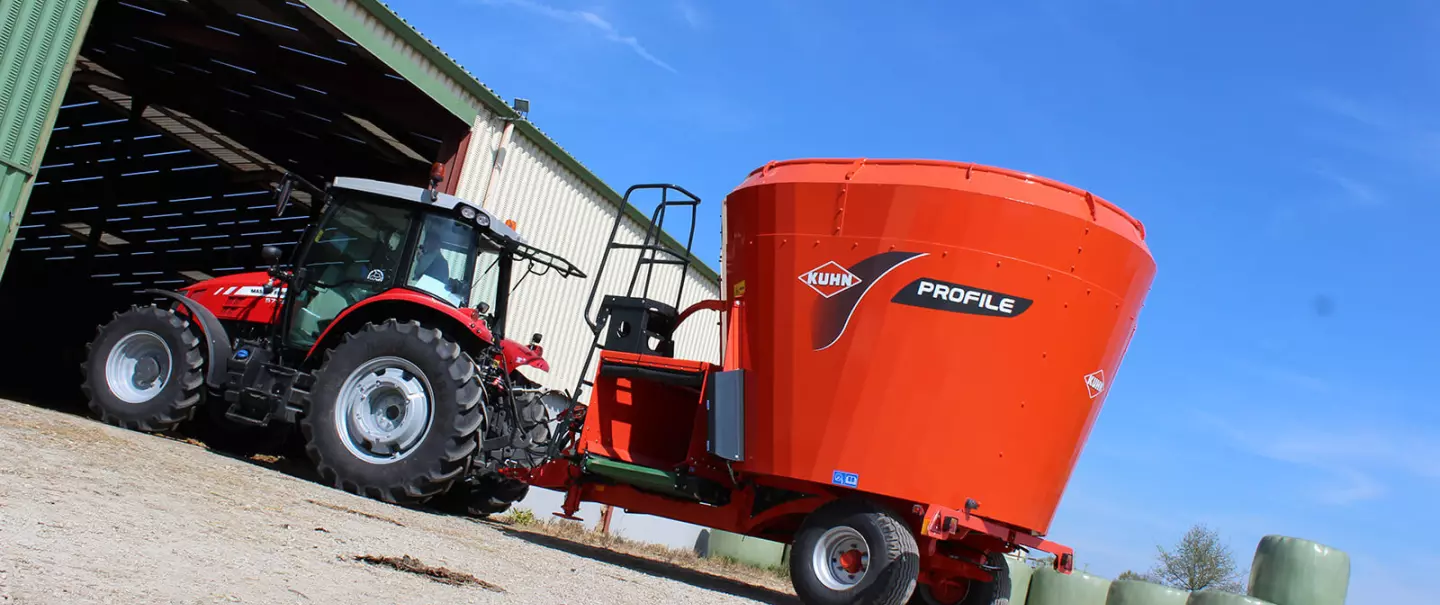 vertical TMR mixer wagon farm feeding operation