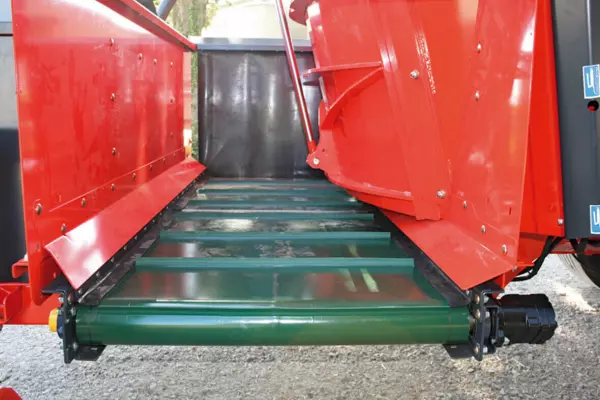 TMR mixer wagon cross conveyor feed distribution system