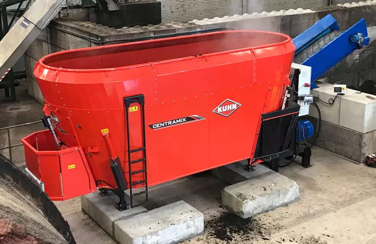 stationary vertical feed mixer with conveyor system