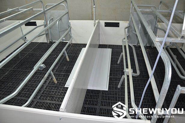 Piglet heating plate installed in farrowing pen