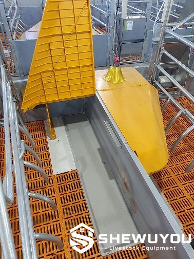 Piglet creep area heating system