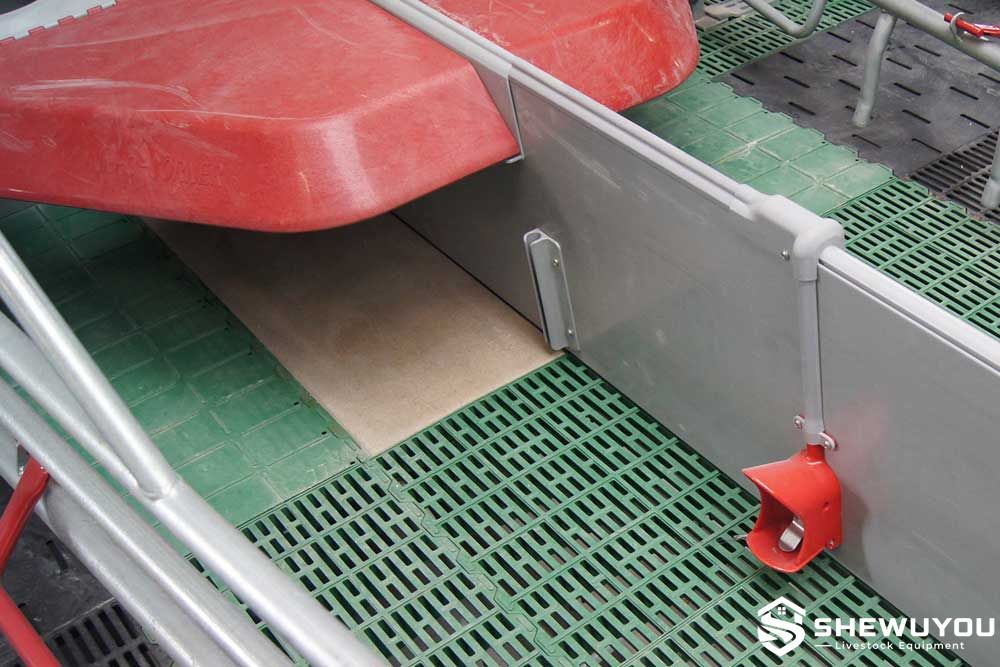 Piglet heating plates integrated with slatted flooring