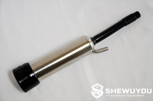 Cow milking teat cup shell and liner assembly