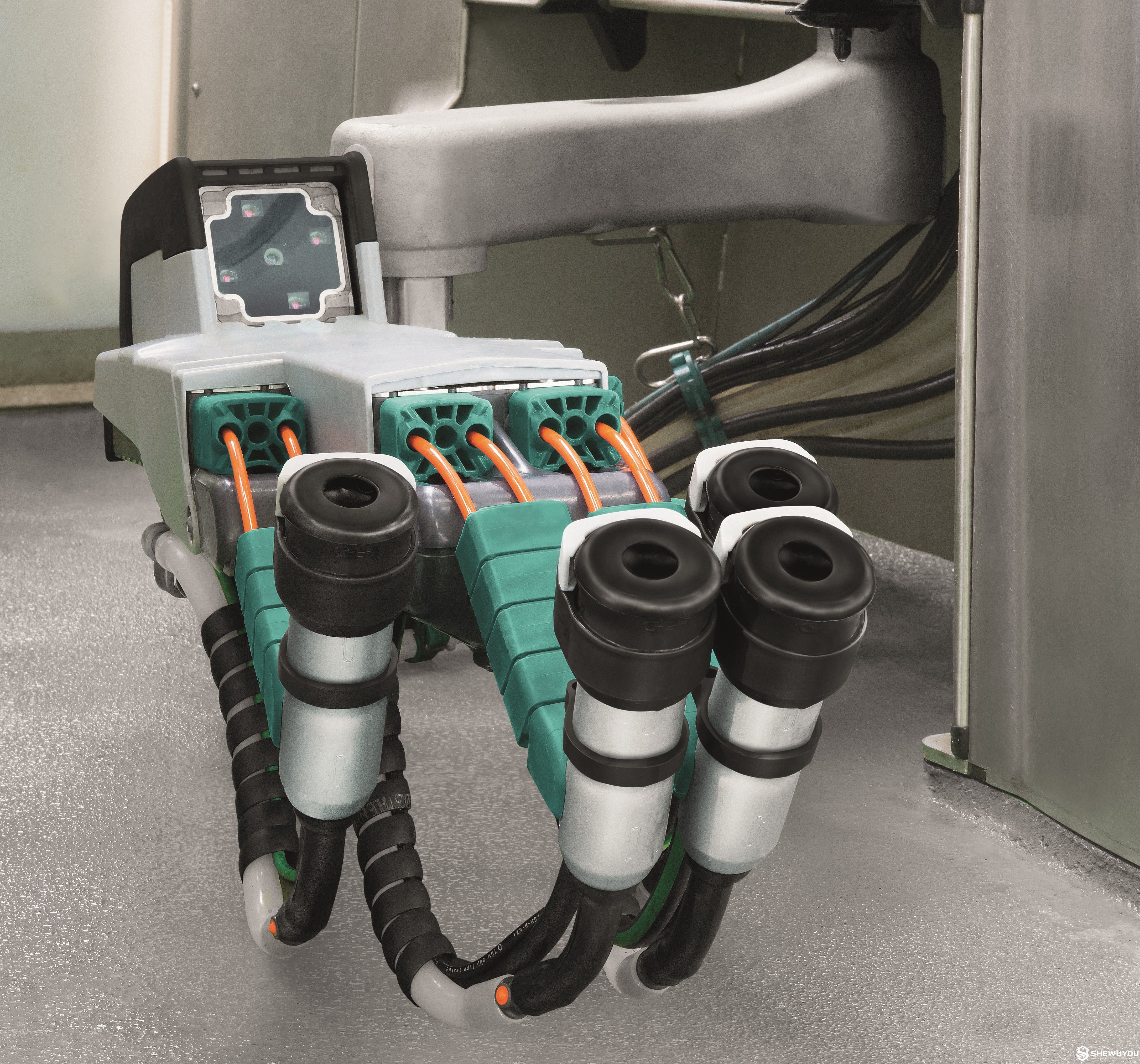 Automatic dairy cow teat cleaning system