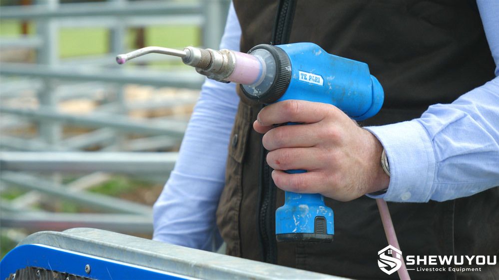 Battery powered livestock dosing gun for cattle treatment