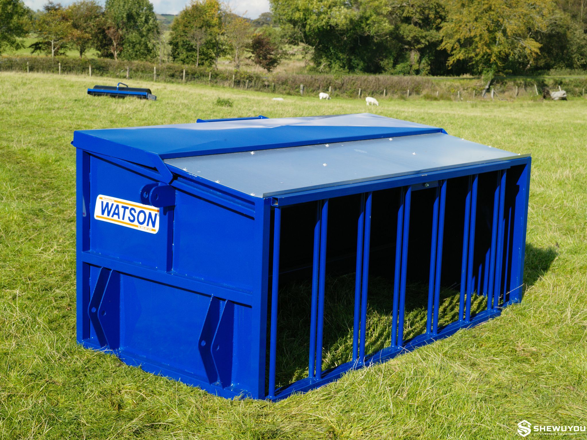 Commercial lamb creep feeder for sheep farming