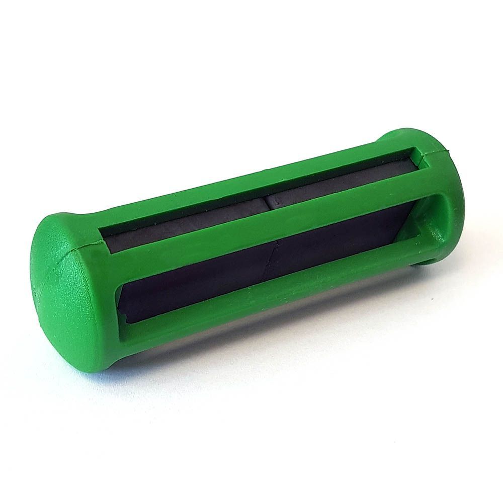 Cattle rumen magnet with protective cage
