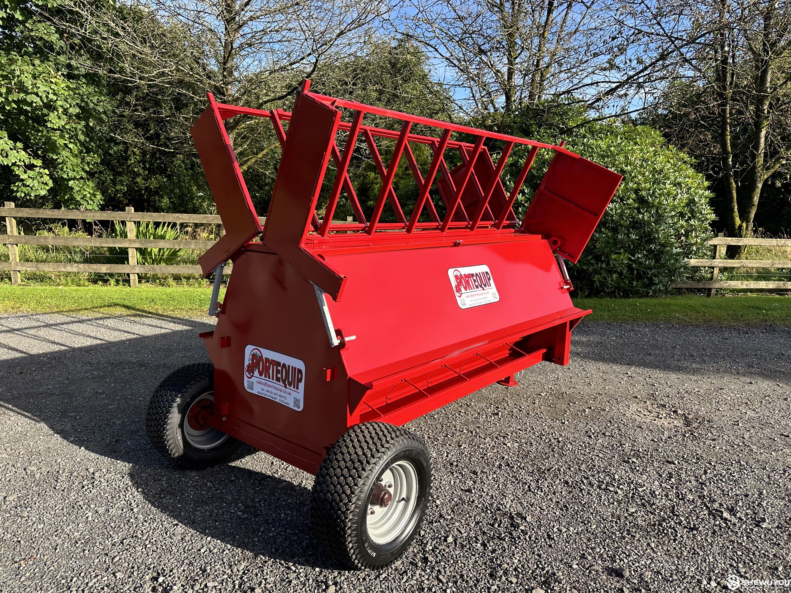 600kg mobile lamb creep feeder side view