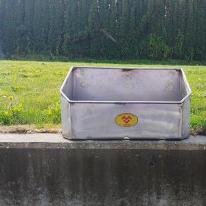 Heavy Duty Cattle Mineral Block Holder - SHEWUYOU Livestock Equipment