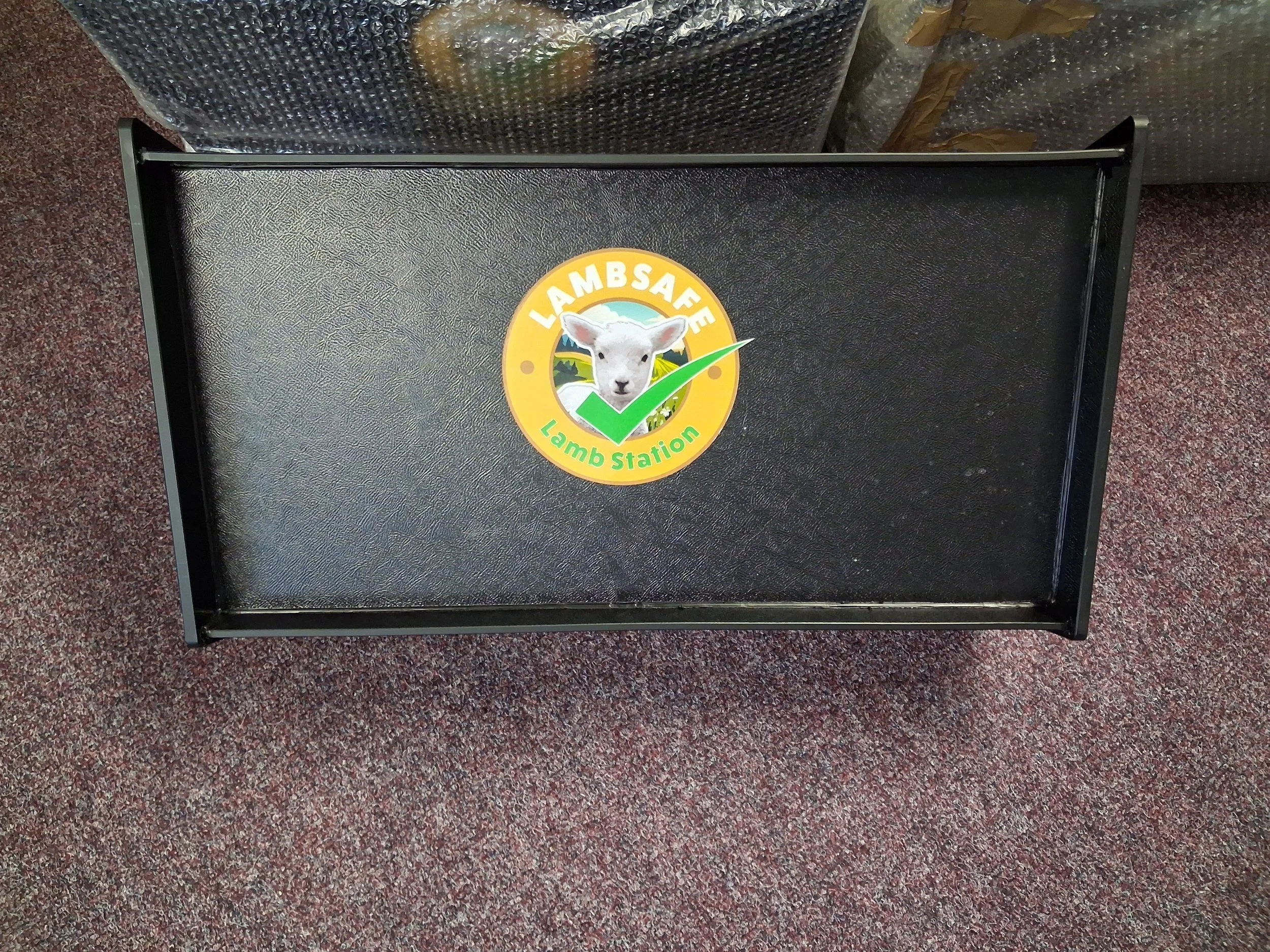 portable newborn lamb handling station