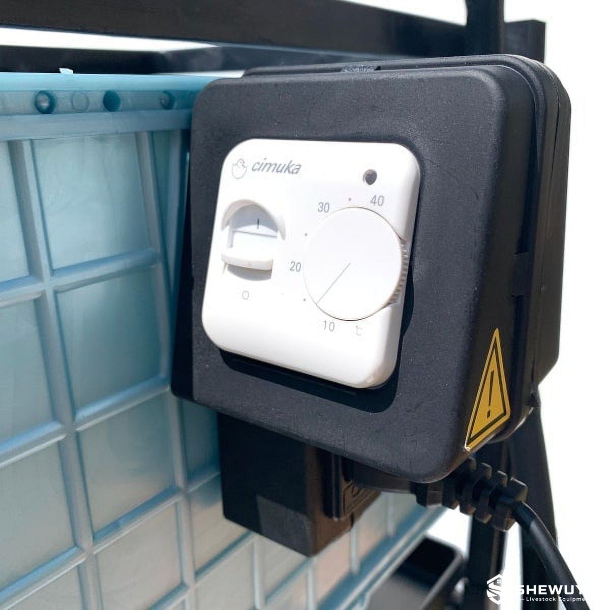 Plastic poultry chick brooder with automatic temperature control