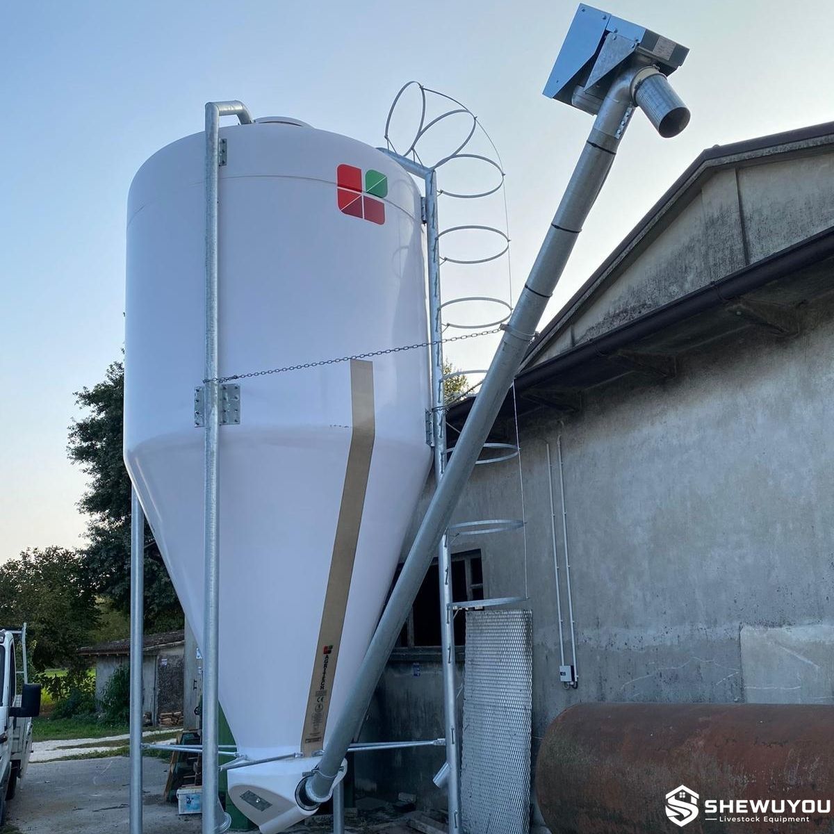 rigid screw feed conveyor for silo loading