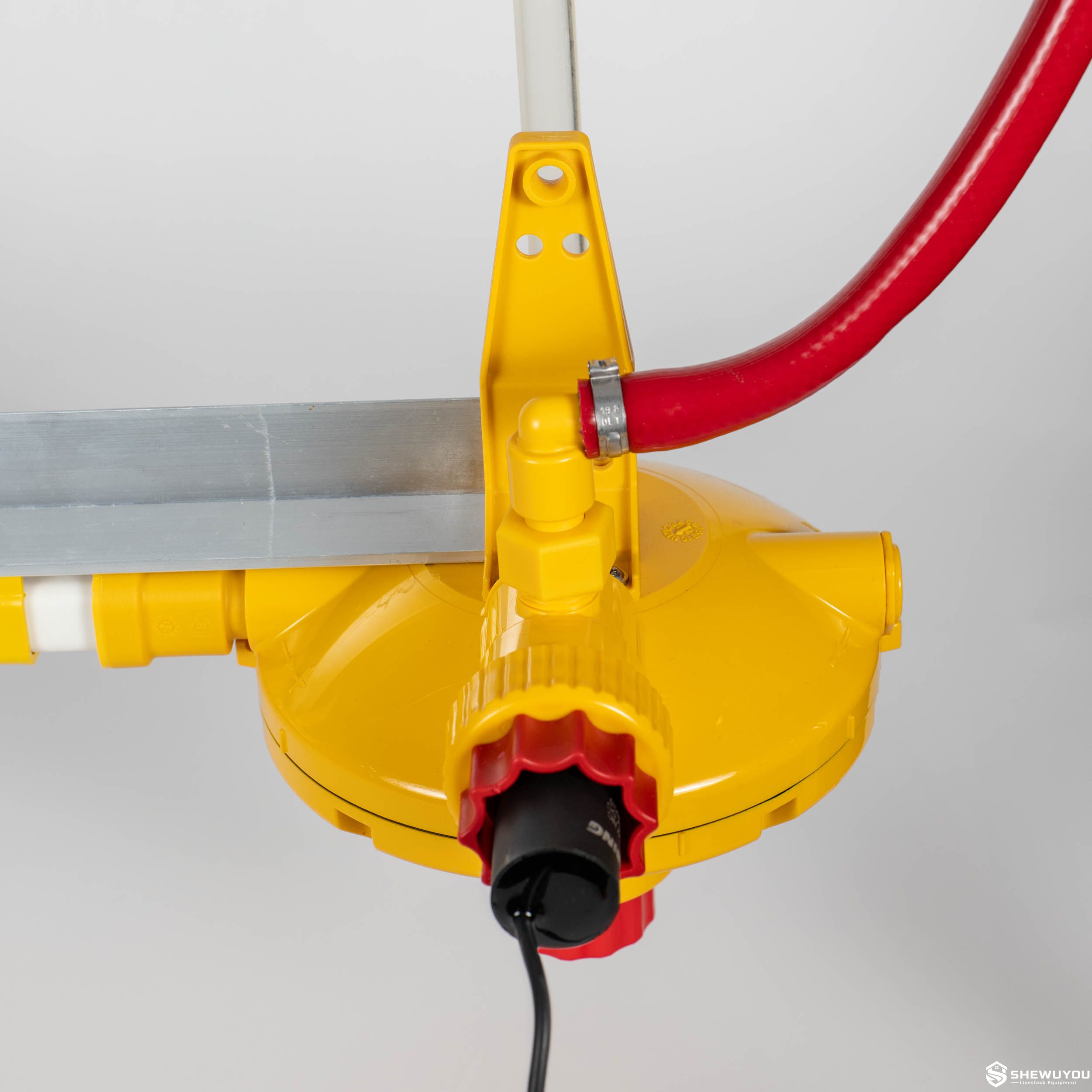poultry pressure regulator with automatic flushing actuator