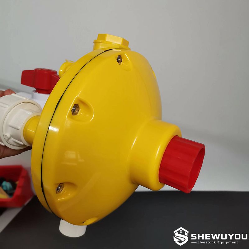 poultry pressure regulator housing and sealing structure