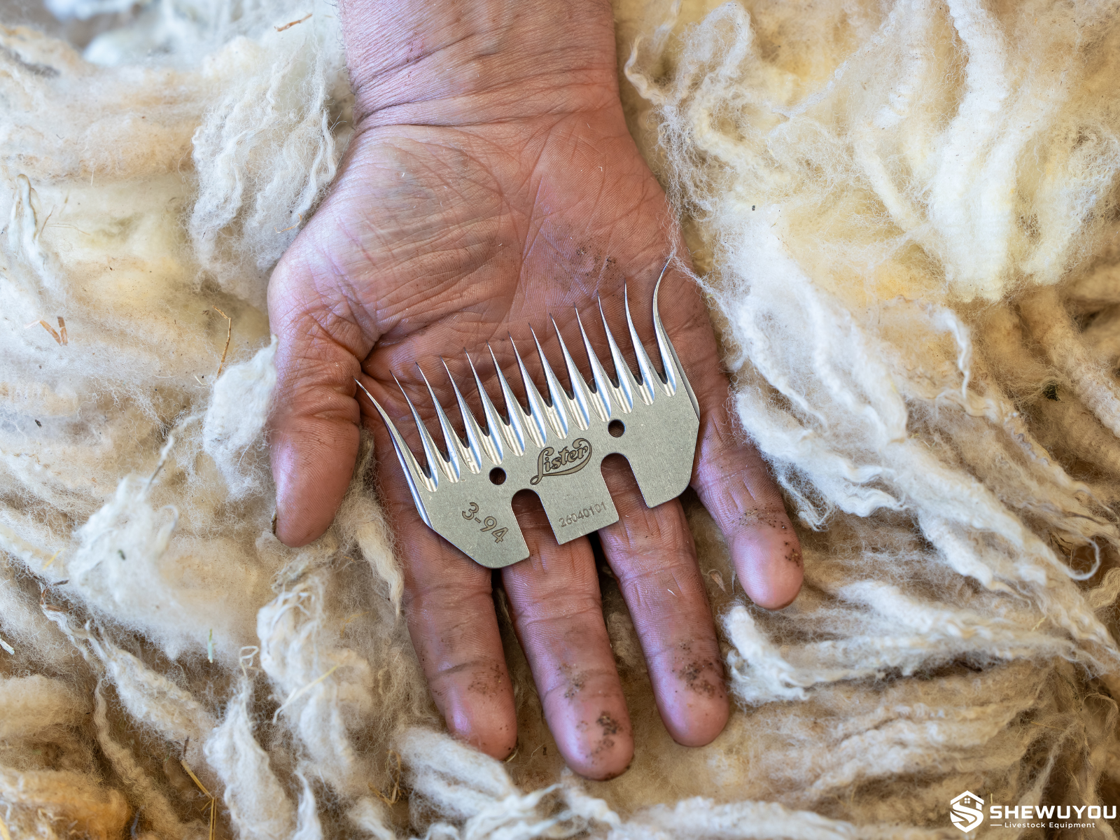 sheep shearing comb used with wool fleece