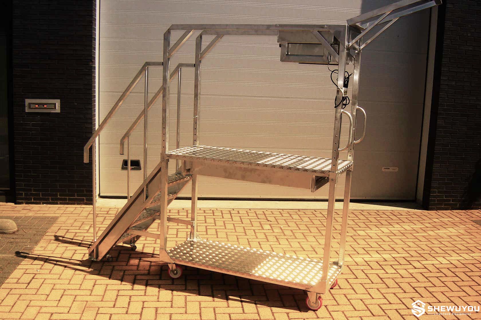 Aluminum poultry lifting inspection vehicle