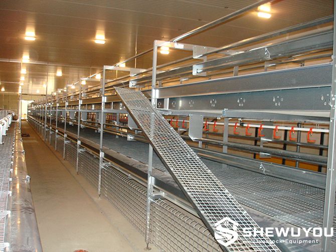 Multi-level aviary poultry housing system