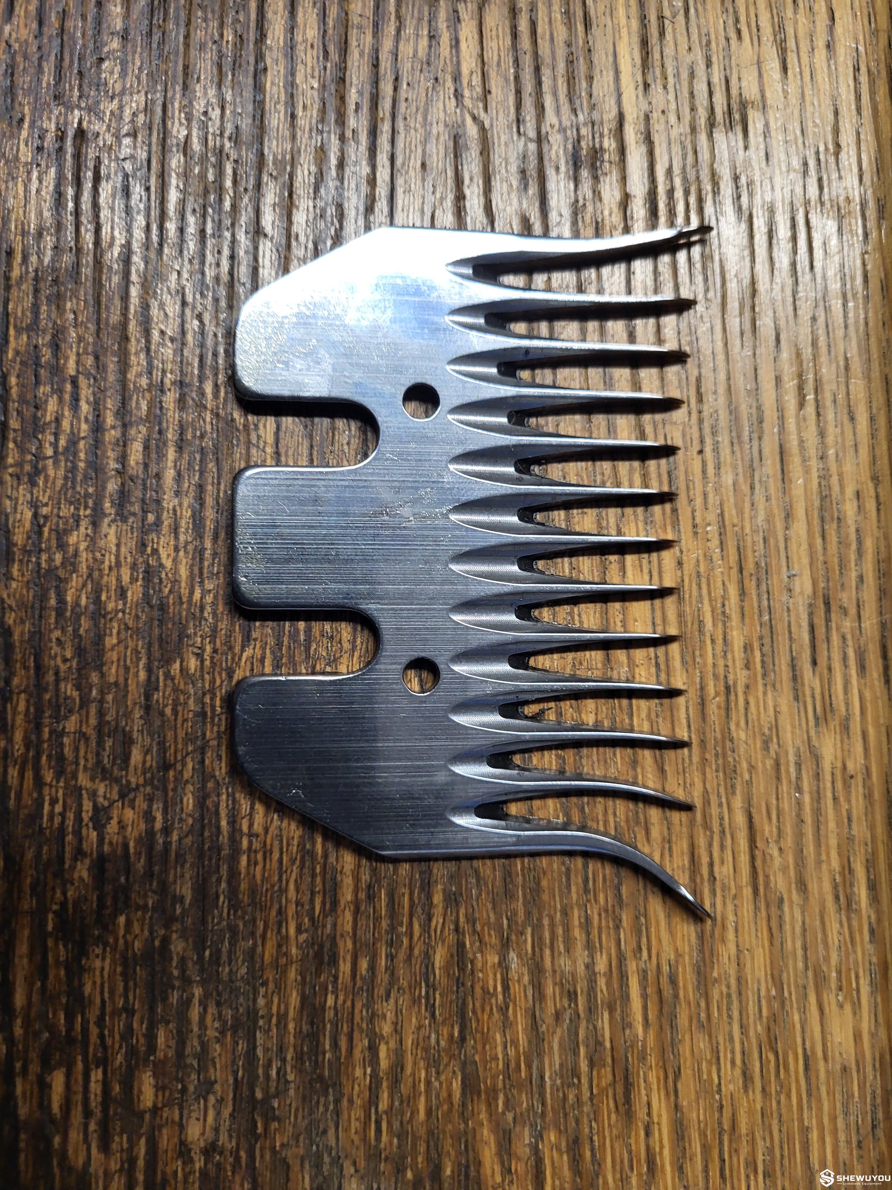 professional sheep shearing comb close view