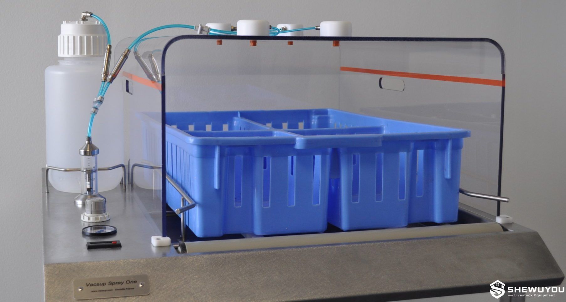 Cabinet chick spray vaccinator for hatchery vaccination