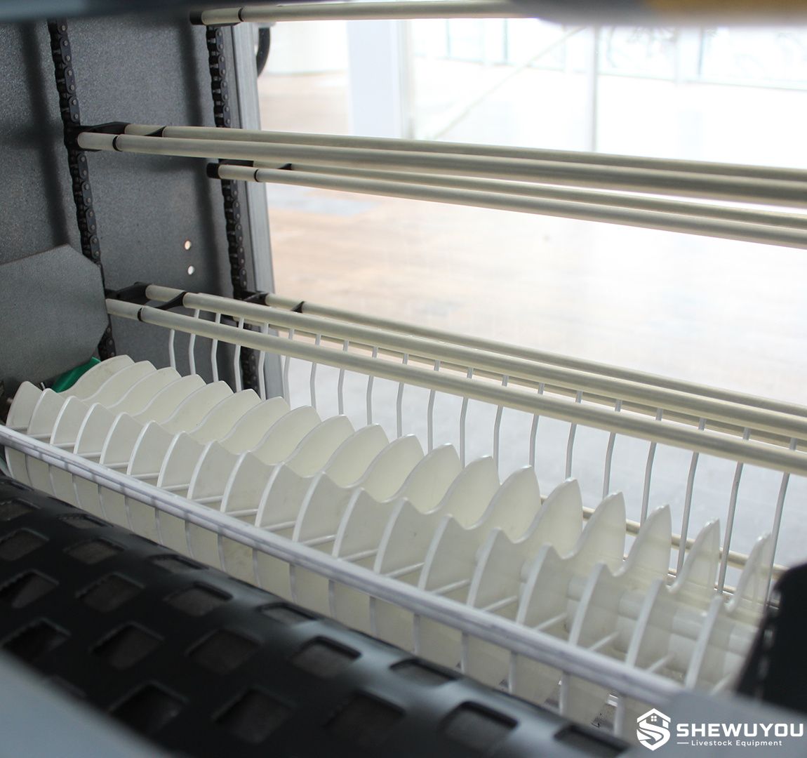 compact vertical egg elevator for automatic poultry egg collection