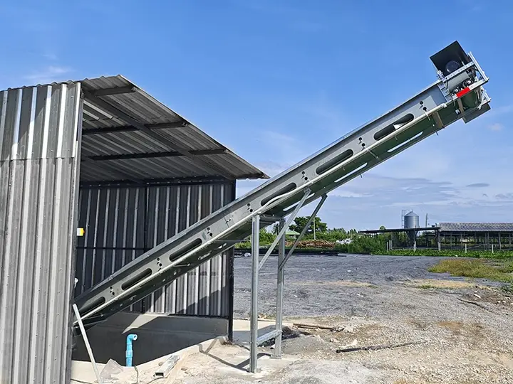 inclined poultry manure conveyor system