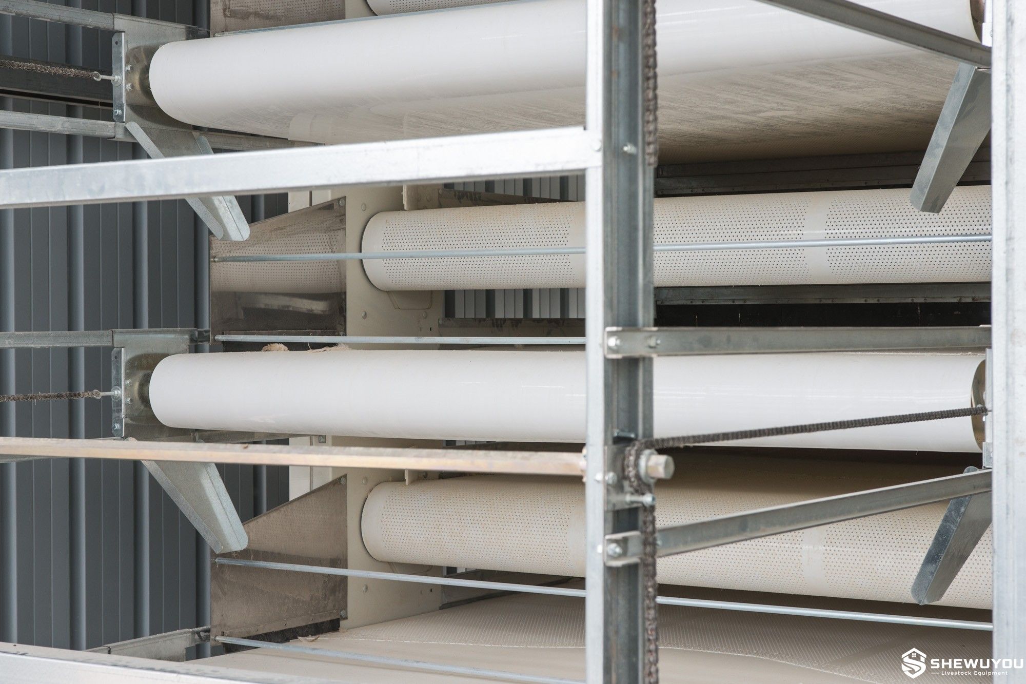 poultry manure drying belt and airflow system