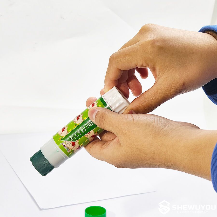 Twist-Up Livestock Marking Crayon Application